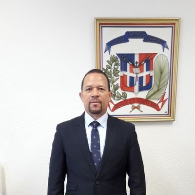 Perito Agrónomo, exviceconsul en Madrid, exconsul en Frankfurt.
