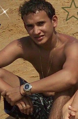 Que não importa quanta seriedade a vida exija
de você, cada um de nós precisa de um amigo
brincalhão para se divertir junto;