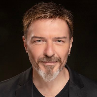 Gayrimenkul Danışmanı / Haber Spikeri / İletişim koçu / TEDx Konuşmacısı/ Master Of Ceremony