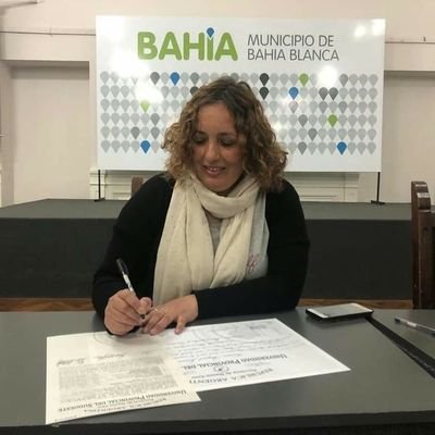 Estudios Perito Recibidora de Granos, Cereales y Legumbres. Diplomatura de Asuntos Municipales y Gestión local (U.P.S.O-UNS).
Prof. de Historia-Instituto Avanza