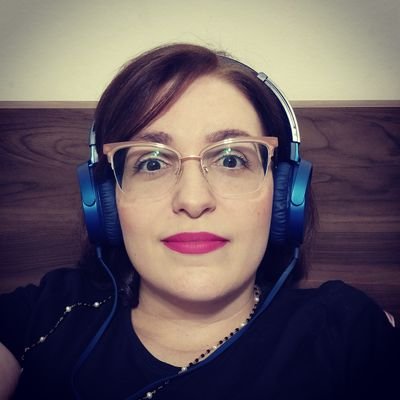 Brilealrocha's profile picture. Leitora que não dispensa a companhia dos gatinhos e curte chocolates (enquanto lê ou não) | Lidando com TAG |
Namer e redatora de textos na @deverasdesign