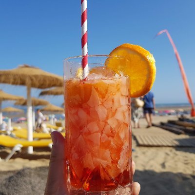 playaalta's profile picture. Chiringuito playa Alta es un sitio original, con mucho colorido, flores frescas y hierbabuena, y preciosas vistas al borde del océano.