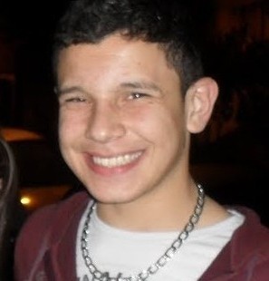 Sou sincero, chato, falo tudo da boca pra fora, revoltado, desistente e apesar de tudo até que sou um bom companheiro HAHAHA!