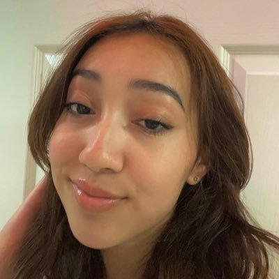 valeriaacast_'s profile picture. hi im selling my paintings on etsy!! go support :)