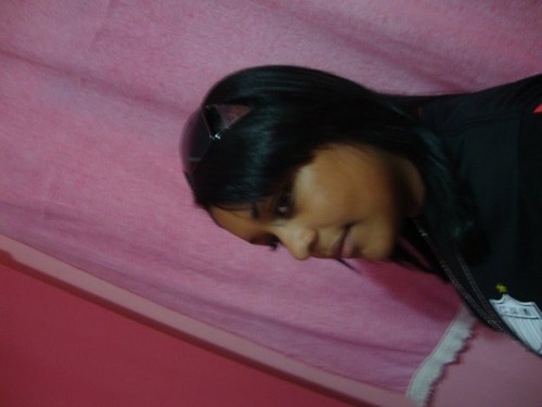 sou uma mireirinha alegre. ecletica ,simpatikaa..  gosta de novas amizades.. tenho 17 anos .. um pouco karente 
mas seguindo a vida ..
