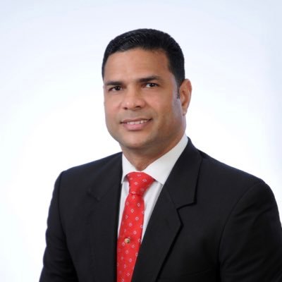 Dominicano, Lic. en Mercadeo, Maestria en Gerencia de Mercadeo, Ciencias Políticas, Diplomacia, Lic. en Derecho y Asesor Inmobiliario.