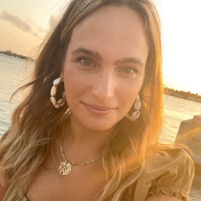 @AlisonBrodMC beauty PR girl, @BinghamtonU alum, @UnivMiami MBA candidate, and self-proclaimed chief of grammar police. All opinions are (most def) my own.