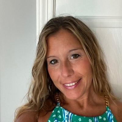 A NJ middle school Leadership and Connections teacher and dog mom with a passion for Peloton, Snoopy, Lilly Pulitzer, a good book, and a great beach day.