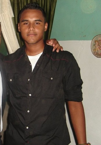 soy alto relleno vamos a desir feo por lo q son bonitos son raros y yo no soy no uno de eso moreno de ojos marrones oscuro .......etc
