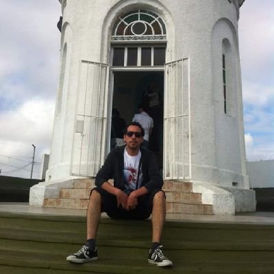 Futbolero, falso 9, sarcástico, early adopter de series, lector, usuario de Ubuntu, amateur en bug data. 📈📊