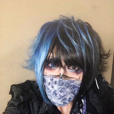 ユニバ でクッキーモンスターと呼ばれた函館出身の元青髪です。お笑い好きなギタドラマーです。 作曲、編曲、アレンジやってます、ご依頼はDMへ。道産子、函館最高。