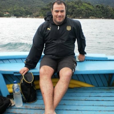 Analista de Sistemas y Administrador de redes. Socio 112315 del Club Atlético Peñarol. Blanco y Wilsonista. Nacido y criado en el Cerro actualmente Jacinto Vera