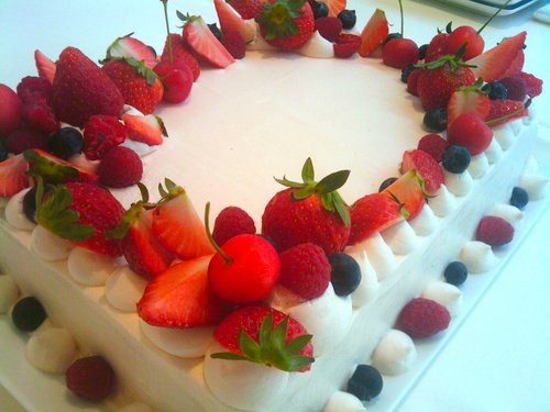 applause2010's profile picture. 青山で昼間はカフェ、夜はシャンパンダイニングと、時間帯によって異なる顔を持つお店です。フレンチ＆イタリアンをベースとしたお料理は、女の子向けにヘルシーなメニューをそろえました。全国ワインアドバイザー選手権優勝経験の小林史高氏がセレクトした本格シャンパン（40～50種）や気軽に楽しんでいただけるワインをご用意しております