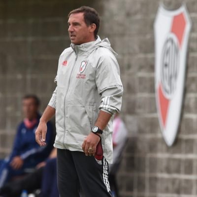 Juan Jose Borrelli. Actualmente Entrenador en infantiles River Plate. Ex Futbolista. Hincha de River.