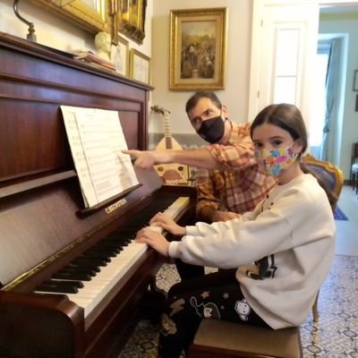 Q. ¿Os apetece descansar un par de horas en un sitio como el 'Ritz', mientras tus hijos aprenden a tocar el piano con maestría, como un virtuoso?
