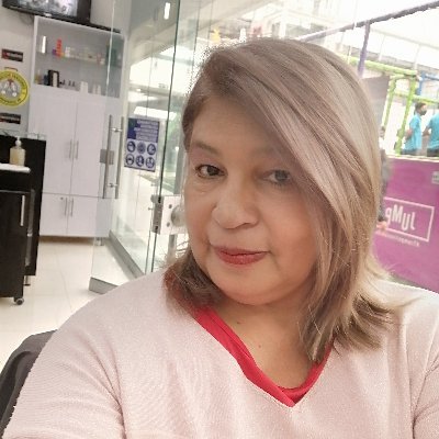 Mujer Responsable ya pesar de esta cuarentena , la cincuentona es feliz