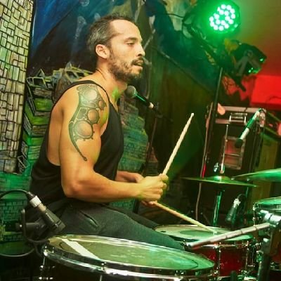 Baterista en Dmente Común, Charlie Parra del Riego, entre otros.
Emprendedor 👊