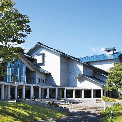 川西町フレンドリープラザは、山形県川西町出身の作家・劇作家井上ひさしさんから寄贈された蔵書・資料を収蔵した遅筆堂文庫と川西町立図書館が一体となった図書館と、井上ひさしさんの芝居を上演するこまつ座をはじめとした現代演劇や音楽等を上演する劇場からなる複合文化施設です。