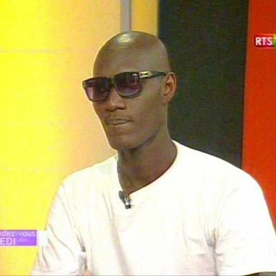 je me nomme negger topi artist compositeur née en 1984 à Dakar (thiaroye)
