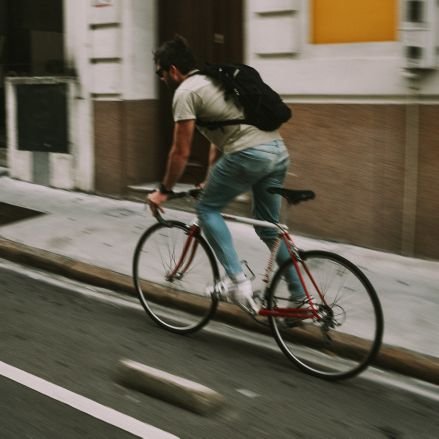 Lic. en Comunicación, diseñador, ilustrador y 🚵‍♂️