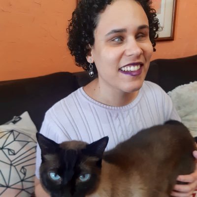 Vegana abolicionista, leitora habitual, escritora esporádica, progressista sem remédio... Não enxergo nem de perto nem de longe.