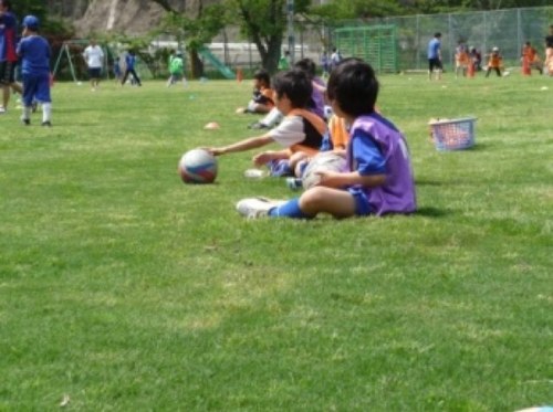 三階小学校(みはし)の校庭と体育館で日々練習をしています。園児から6年生まで募集中！コーチも募集中です。サッカーは楽しい‼をモットーに熱いコーチの指導のもと頑張ってます♪サッカーを通じて地域と共に活きるクラブチームを目指してます。