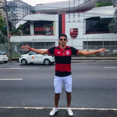 Professor de educação física, personal trainer, pela profissionalização do Futebol brasileiro.