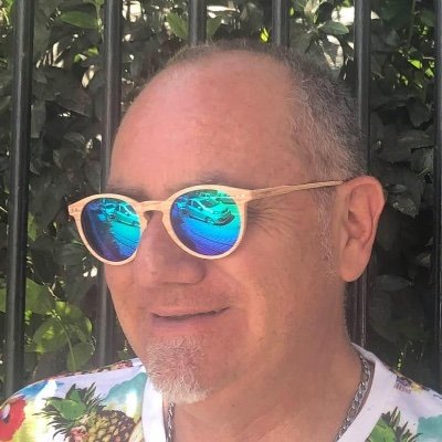 Licenciado en Estética, Magíster en Artes con mencion Dirección Teatral y socio fundador Agencia Esencial.