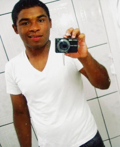 Judoca, 18 anos, tímido, aparentemente sempre feliz, reflexivo, otimista,  e irritante quando quer. Deivid Júnior. Prazer =)