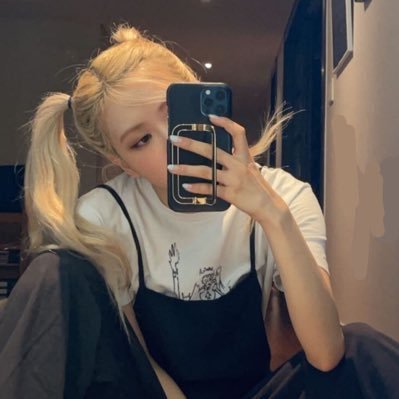 vioIetrosie's profile picture. dyke recognizes dyke and ROSÉ SOLOIST looks real familiar