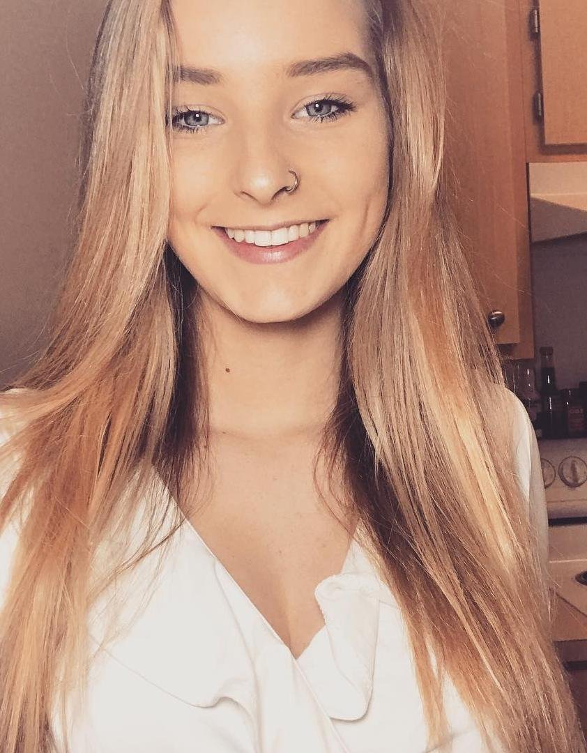 Eva93354's profile picture. 