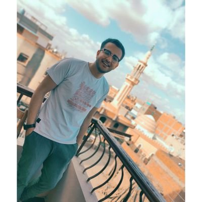 *وآنــيِِ بــرَغْــم الــظــلِآم لــسٌــتُُ بــيِــأسٌــآ🌸♥️