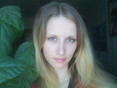 Im just your average boring girl looking for buddies...