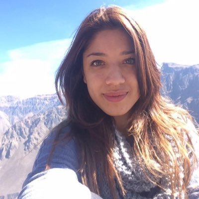Soy,útil,fiel,inútil,puta,alegre, obsesiva,hermana,hija,prima,tía,amante, amiga,compañera,confidente,leal, entre otras. Soy todo,depende del día y del momento.