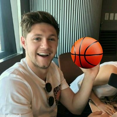 todo dia o niall se acertando com a bola de basquete