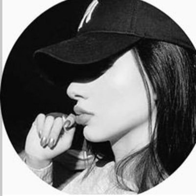 جداً مزاجية وقد يستهويني الهدوء ، أعشق الصمت ولي قلب يعيش على هامش الأحلام ، 🤍💜