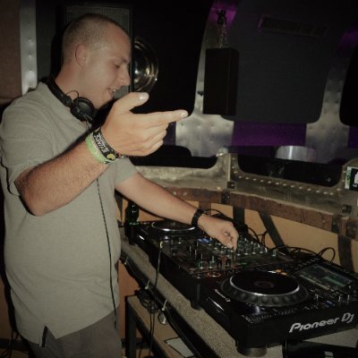 Slyphax: Eine hochwertige Legierung aus Bier und Pizza.... achja, und er ist nebenbei Hardstyle und Hardcore DJ auf Twitch! https://t.co/0CbiD0OQ0x