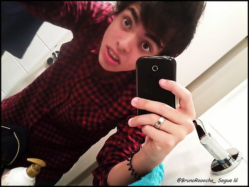 Geminiano , 17 anos , corinthiano , ciumento , namorada @nath_I , amigos , família, música , futebol. #Follow-me!