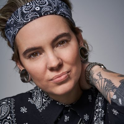 RoxBruneau's profile picture. Auteure, compositrice, interprète, humoriste.                   #Dysphorie #Acrophobie