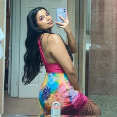 KelseySancheese's profile picture. she/her ♉️