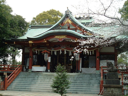 多摩川・田園調布の鎮守様で古墳の氏神神社で御社殿は東京でめずらしい浅間造りの神社です。
　東京都若手神職会（東京都神道青年会）へも参加してます。