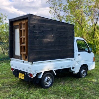 自作の軽トラキャンピングカーで車中泊をしているYouTuberの旅家（たびいえ）です。チャンネル登録者100万人。