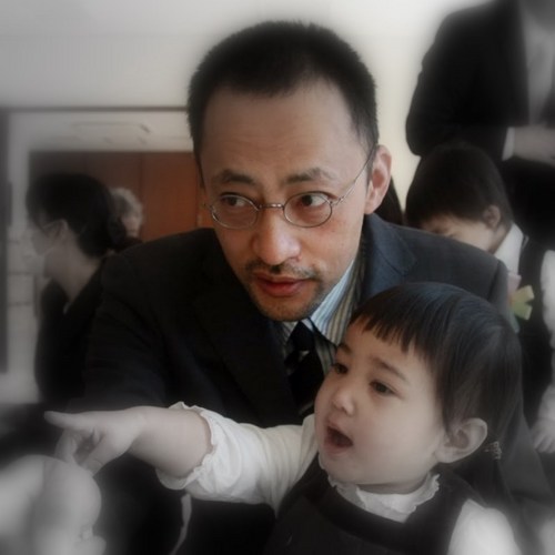 平成20年11月より新米パパとしてデビュー。
現在兼業主夫として一人前になるべく修行中の身です。

大学卒業後、20年間テレビ番組制作の仕事に携わって来ました。
最近はUST中継など別の映像ジャンルにもチャレンジ中です。