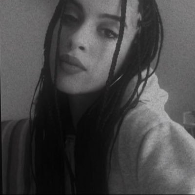 yasminaa28's profile picture. 