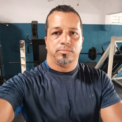 Brasil acima tudo e todos...
conservador, com princípios religiosos e querendo um país melhor... Patriota.
