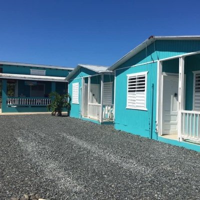 Casa Mediana para 9 personas cuenta con 2 cuartos comodos , 1 cuarto de pareja y 1 cuarto de literas para 6 personas su cocina. su sala y  comedor, estacionamie