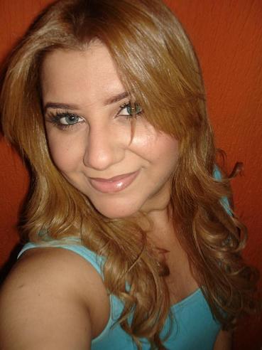 Ñ aturo mesmice, pessoas efusivas, sou simpática com quem qro, ñ me sinto obrigada a agradar ngm. E o melhor, ñ ligo p/ o q os outros estão pensando.