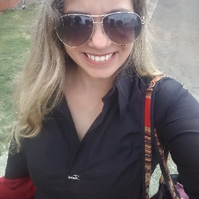 Las aves vuelan muy alto, en pleno vuelo viven su libertad...
Vivir y dejar vivir!!!
Siempre luz encendida y en mi mundo estás!!!