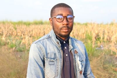 delà nationalité congolaise, jeune entrepreneur et ingénieur télécom, résident dans la ville de Goma