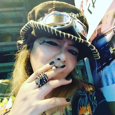 ex SHADY DOLLS BASSMAN 。
BAND : IDENTITY CRISISでは唄と六弦を投げてます。